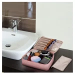 Cosmetiquera de viaje 2 en 1: bolso de maquillaje con compartimentos y brochas organizadas.