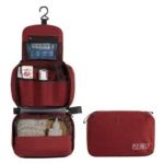 Neceser colgante de viaje en tono vino cata, con múltiples compartimentos y organizador para aseo personal.