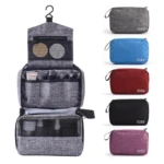Neceser colgante de viaje gris para organizar artículos de aseo personal y maquillaje.
