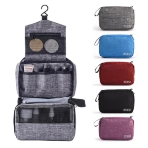 Neceser colgante de viaje gris para organizar artículos de aseo personal y maquillaje.