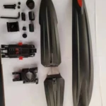 Guardabarros de lujo para bicicleta negros con accesorios de montaje, listos para instalar.
