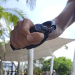 Ejercitador de mano en uso, con énfasis en el antebrazo y el agarre firme.