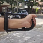 Ejercitador de mano para muñeca y antebrazo en uso por persona, diseño ergonómico.