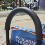 Ejercitador de mano y antebrazo Forearm Flexor azul con resorte y agarre negro.