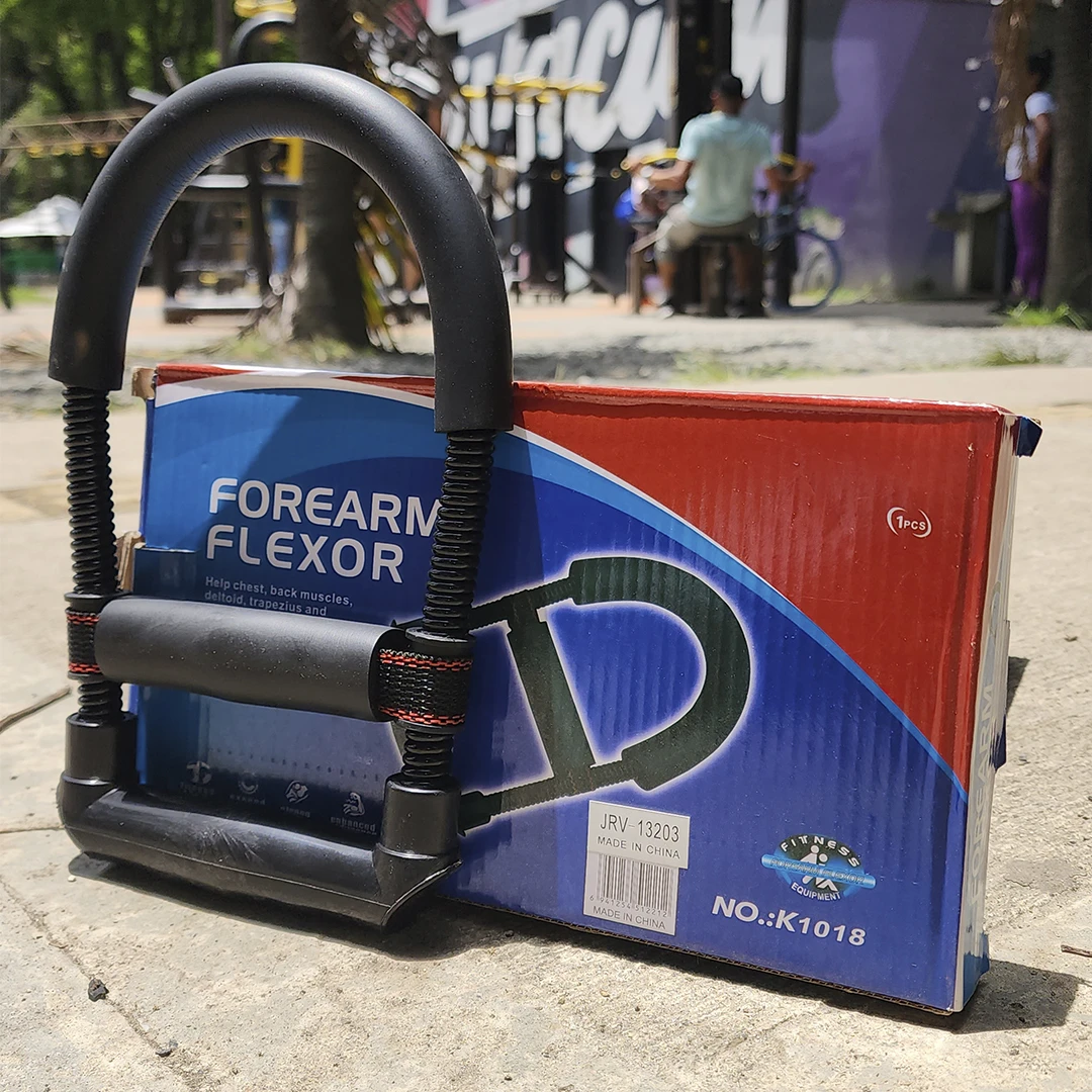 Ejercitador de mano, muñeca y antebrazo Forearm Flexor JRV-13203 en caja roja y azul.