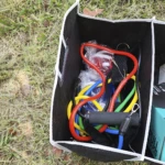 Organizador para carro o camping con bandas de resistencia y manijas.