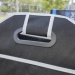 Organizador negro para carro o camping con asas resistentes y ribetes grises.
