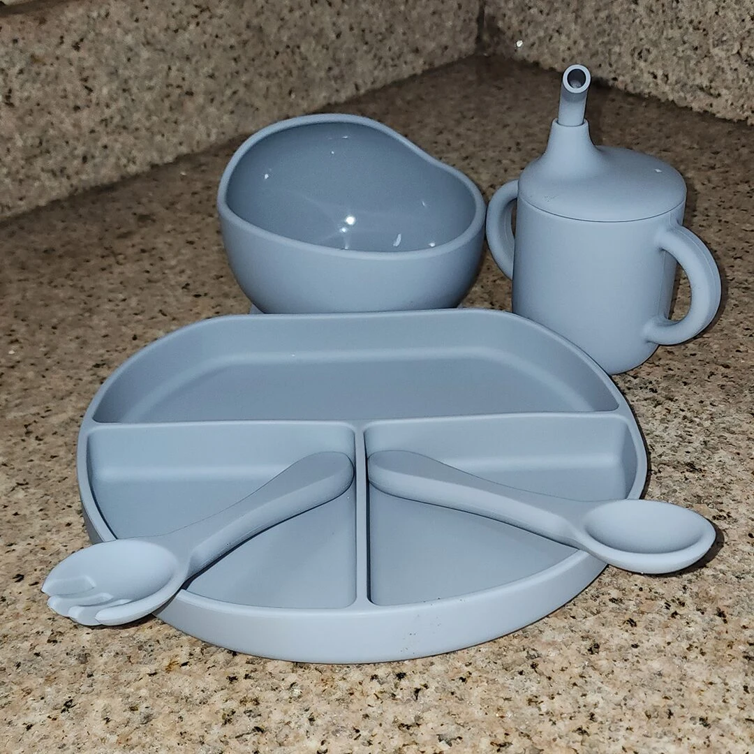 Vajilla de silicona para bebé: plato con divisiones, bowl, vaso con sorbete y cucharas.
