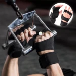 Guantes calleras unisex con muñequeras Gcunx, manos entrenando en gimnasio.