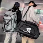 Bolso viajero multiuso gris y negro con logo "TUSENTE", ideal para gimnasio o viajes.