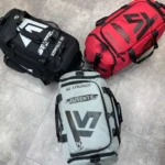 Bolso viajero multiuso negro, rojo y gris con logo deportivo.