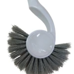 Escobilla de baño magnética con cerdas grises y mango blanco curvo.