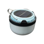 Lámpara de camping solar con asa metálica y luz led, color azul.