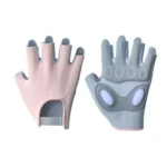 Guantes de gimnasio para entrenamiento de mujer, rosados y grises, sin dedos.