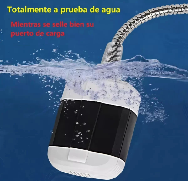 Regadera portátil recargable a prueba de agua, ideal para carga segura.