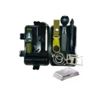 Kit de supervivencia SOS en caja: linterna, brújula, multiherramienta, cubiertos, manta térmica.