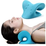 Almohada azul para estirar la espalda y aliviar el cuello, mostrada con mujer recostada.