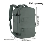 Morral viajero gris de gran apertura y bolsillo lateral con power bank incorporado, medidas 42x31x17cm.