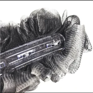 Cepillo corporal de ducha con esponja, mango transparente y malla negra para exfoliación.