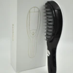 Cepillo Terapia Capilar Spa negro con caja blanca y cable USB, ideal para cuidado del cabello.