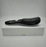 Cepillo Terapia Capilar Spa negro brillante para alisar el cabello, con cerdas transparentes y caja blanca.