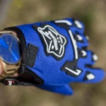 Guantes de moto ciclismo livianos A02 azules con logo y reloj.