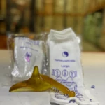 Calcetines de acupuntura talla única con herramienta de masaje dorada.