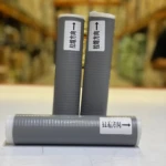 Fundas de silicona para ollas X3 con flechas indicando la dirección de estiramiento, color gris.