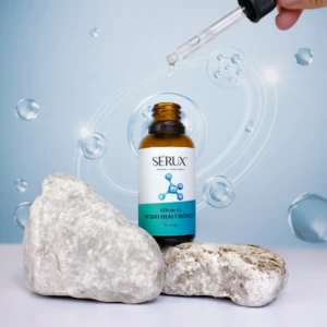 Serum de Ácido Hialurónico Serux 30ml con gotero sobre roca, ideal para revitalizar tu belleza natural.