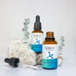 Serum ácido hialurónico Serux 30ml con ramas de eucalipto y rocas.