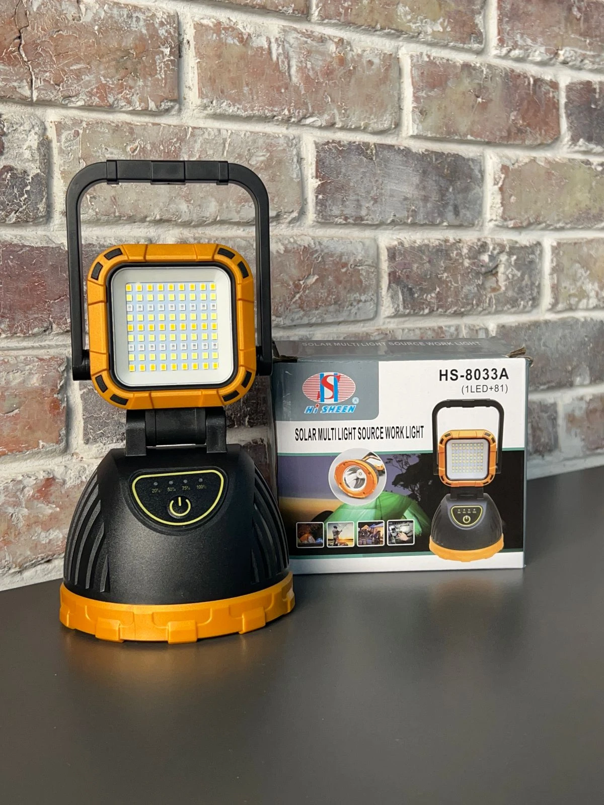 Linterna solar y USB para camping con luz LED potente, ideal para exteriores.