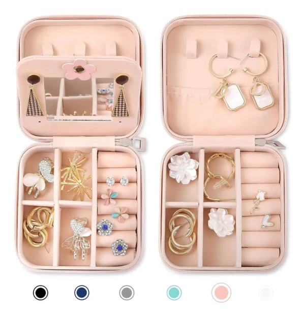 Joyero organizador rosa de viaje con múltiples compartimentos y joyas expuestas.