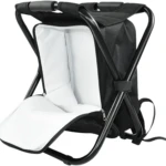 Silla plegable portátil tipo mochila negra con asiento blanco y cremallera.