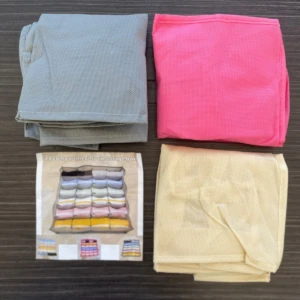 Organizador de cajones para ropa interior, lencería y calcetines en colores gris, rosa y beige.