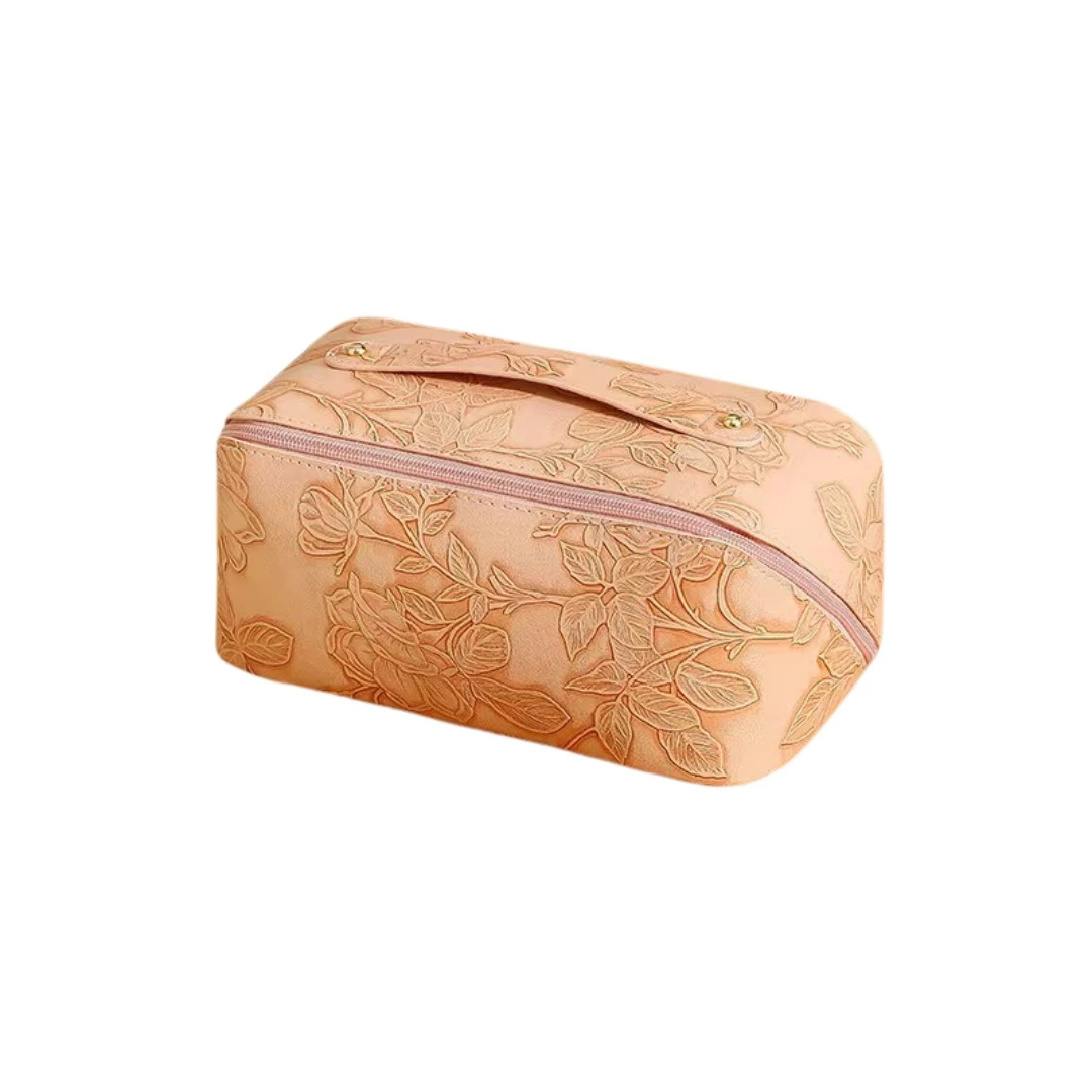 Cosmetiquera texturizada en tono rosado pálido con delicado diseño floral en relieve.