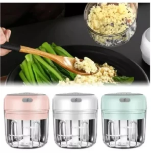Mini picadora eléctrica recargable rosa, blanca y verde picando ajo para comida asiática.