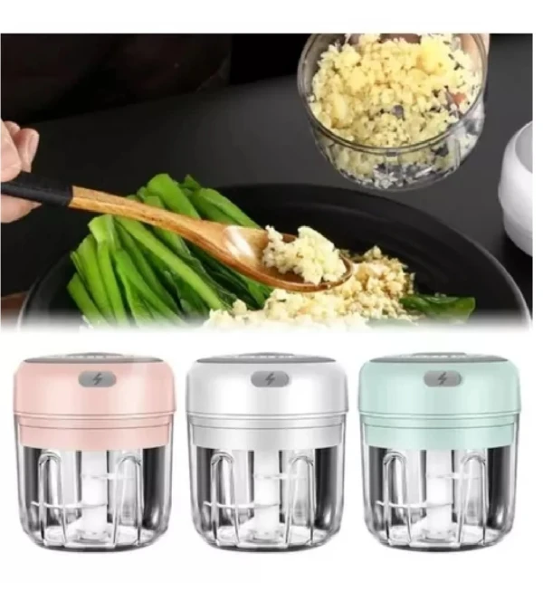 Mini picadora eléctrica recargable rosa, blanca y verde picando ajo para comida asiática.