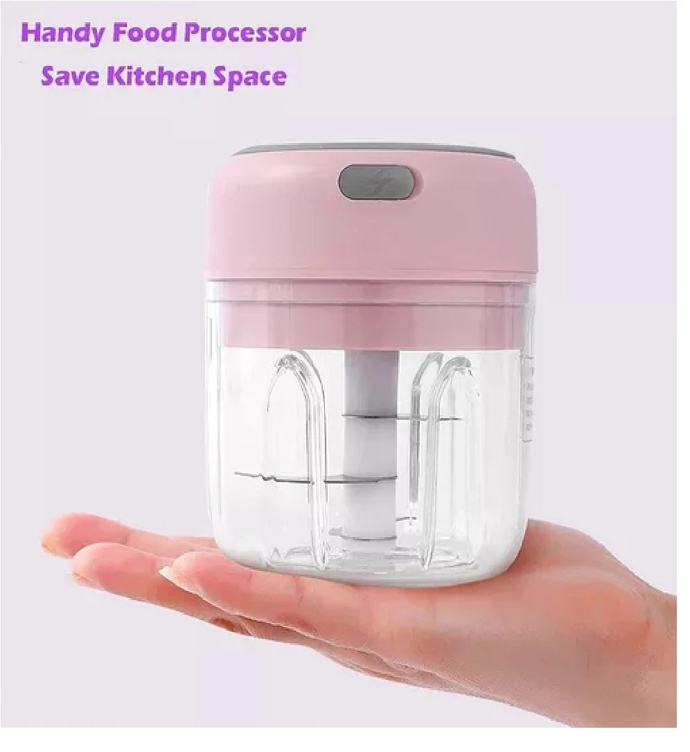 Mini picadora eléctrica recargable rosa en mano, ahorra espacio en la cocina.