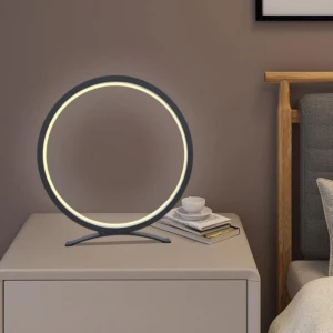 Lámpara led circular regulable de diseño moderno sobre mesita de noche.