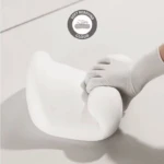 Cojín cervical de asiento de carro con tecnología "Soft Rebound Cloud" y guante presionando espuma.