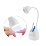 Lámpara UV LED profesional para uñas con soporte para herramientas y detalle de manicura.