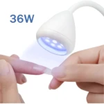 Lámpara UV LED profesional 36W para secado de uñas, con detalle de aplicación en mano.