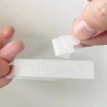 Tiras blanqueamiento dental 3D White: detalle de aplicación manual con precisión.