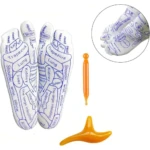 Calcetines de acupuntura con mapa de puntos reflejos en ambos pies y herramientas de masaje.