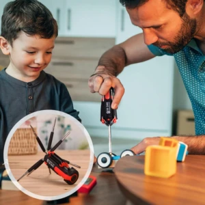 Destornillador multifuncional linterna con puntas intercambiables, en uso por padre e hijo.