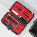 Set de manicura y pedicura JD039 con 9 piezas en estuche rojo y negro.