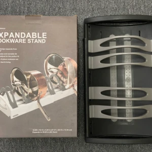 Organizador de ollas ajustable expandible, ideal para 8 piezas, diseño antideslizante.