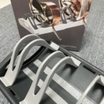 Organizador de ollas ajustable gris con compartimentos para utensilios de cocina.