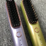 Cepillo alisador de cabello inalámbrico púrpura y verde para peinado rápido sin enredos.