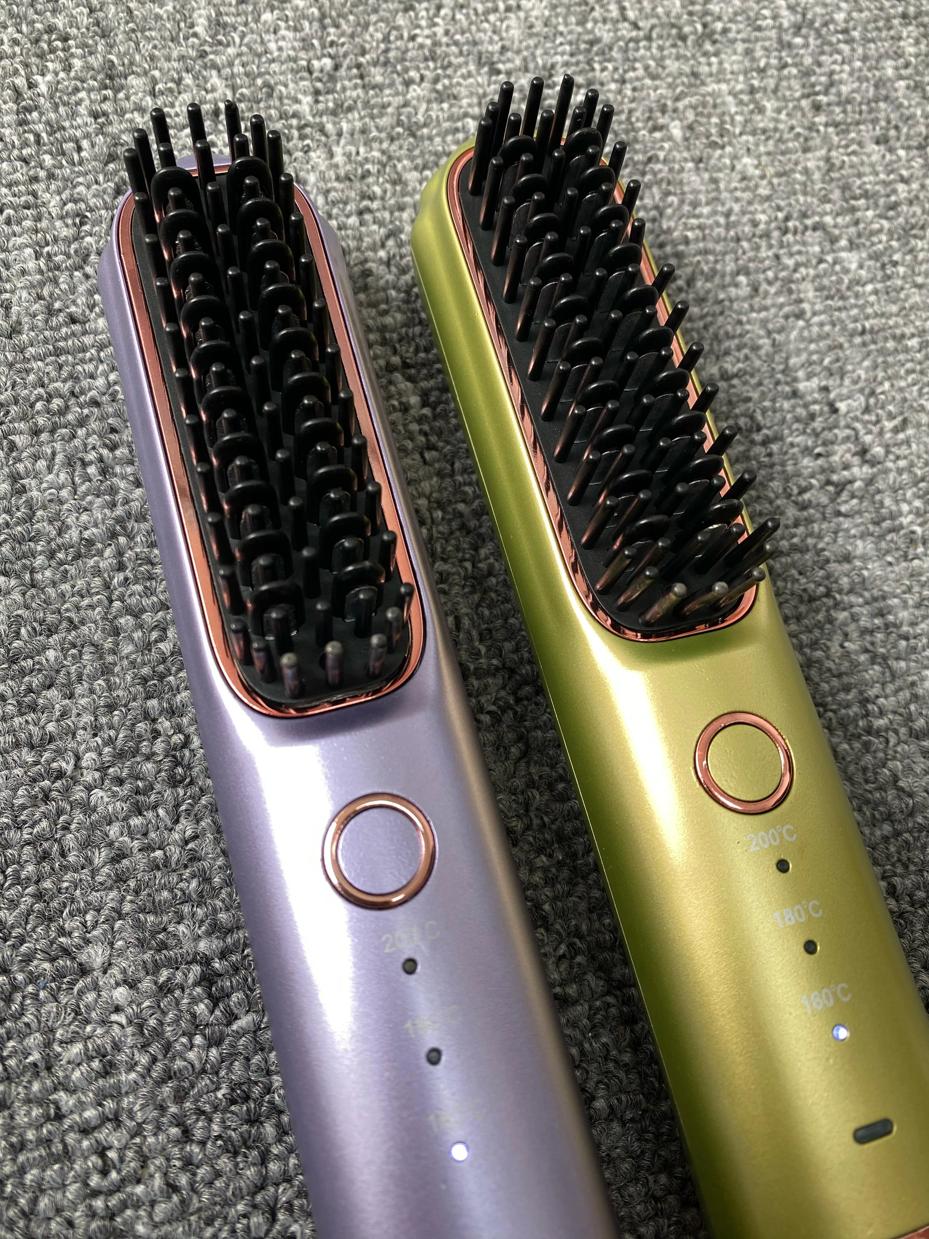 Cepillo alisador de cabello inalámbrico púrpura y verde para peinado rápido sin enredos.